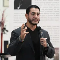 Abdul El-Sayed, candidat démocrate au Sénat américain, lors d’un meeting électoral à Détroit, le 14 octobre 2026. (Crédit : Paul Sancya/AP)