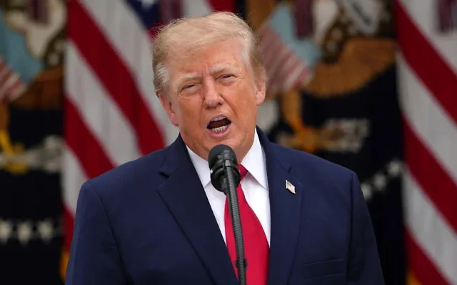 Le président américain Donald Trump s’exprime lors d’un événement en l’honneur des premiers intervenants, dans la Roseraie de la Maison Blanche, à Washington, le 15 octobre 2026. (Crédit : Julia Demaree Nikhinson/AP)