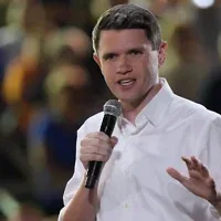 James Talarico, candidat démocrate au Sénat américain et député de l’État du Texas, s’exprime lors d’un meeting électoral à San Marcos, au Texas, le 15 octobre 2026. (Crédit : Eric Gay/AP)