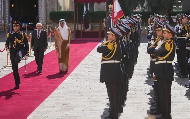 Le Premier ministre libanais Nawaf Salam, deuxième à gauche, et le Premier ministre du Qatar Mohammed bin Abdulrahman bin Jassim Al Thani, au centre, passent en revue une garde d'honneur au Palais du Gouvernement à Beyrouth, au Liban, le 16 octobre 2026. (Crédit: AP/Hassan Ammar) Le Premier ministre libanais Nawaf Salam, deuxième à gauche, et le Premier ministre du Qatar Mohammed bin Abdulrahman bin Jassim Al Thani, au centre, passent en revue une garde d'honneur au Palais du Gouvernement à Beyrouth, au Liban, le 16 octobre 2026. (Crédit: AP/Hassan Ammar)