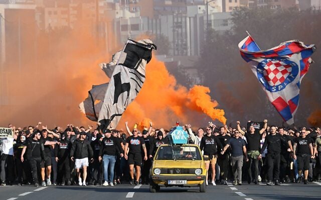 Des milliers de membres du club de supporters Torcida de l'Hajduk défilent vers le stade avant le match de Conference League opposant l'Hajduk Split à l'Ajax, à Split, en Croatie, le 15 octobre 2026. (Crédit : AP Photo/Ante Cizmic)