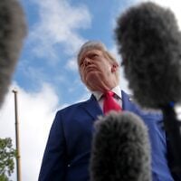 Le président américain Donald Trump s'adresse aux journalistes avant de monter à bord de Marine One sur la pelouse sud de la Maison Blanche, le 16 octobre 2026, à Washington. (Crédit : AP Photo/Julia Demaree Nikhinson)
