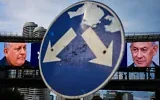 Des passants traversant un pont sous une affiche de campagne télévisée mettant en scène le Premier ministre Benjamin Netanyahu (à droite) et son principal rival, le candidat de l'opposition Gadi Eisenkot, à l'approche des élections législatives, à Ramat Gan, le 18 octobre 2026. (Crédit : Oded Balilty/AP Photo)