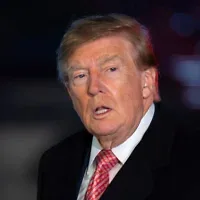 Le président américain Donald Trump s’adresse aux journalistes sur la pelouse sud de la Maison Blanche, à Washington, le 18 octobre 2026. (Crédit : Jose Luis Magana/AP)