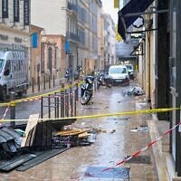 Un magasin saccagé après les violences qui ont éclaté lors des manifestations nationales contre la hausse du coût de la vie et les mauvaises conditions scolaires, à Marseille, en France, le lundi 19 octobre 2026. (Crédit : AP Photo/Philippe Magoni)
