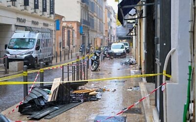 Un magasin saccagé après les violences qui ont éclaté lors des manifestations nationales contre la hausse du coût de la vie et les mauvaises conditions scolaires, à Marseille, en France, le lundi 19 octobre 2026. (Crédit : AP Photo/Philippe Magoni) Un magasin saccagé après les violences qui ont éclaté lors des manifestations nationales contre la hausse du coût de la vie et les mauvaises conditions scolaires, à Marseille, en France, le lundi 19 octobre 2026. (Crédit : AP Photo/Philippe Magoni)