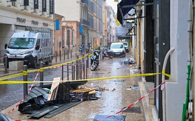 Un magasin saccagé après les violences qui ont éclaté lors des manifestations nationales contre la hausse du coût de la vie et les mauvaises conditions scolaires, à Marseille, en France, le lundi 19 octobre 2026. (Crédit : AP Photo/Philippe Magoni)