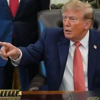 Le président américain Donald Trump s'exprimant depuis le Bureau ovale de la Maison Blanche, à Washington, le 20 octobre 2026. (Crédit : Jacquelyn Martin/AP)