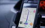 Davin Hall, ex-analyste de données policières, utilise l’application de navigation Waze lors d’un trajet en voiture à  Greensboro, en Caroline du Nord, le 22 juin 2022. (AP Photo/Allen G. Breed)