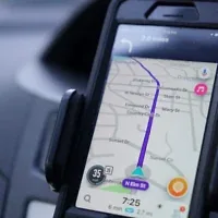 Davin Hall, ex-analyste de données policières, utilise l’application de navigation Waze lors d’un trajet en voiture à  Greensboro, en Caroline du Nord, le 22 juin 2022. (AP Photo/Allen G. Breed)