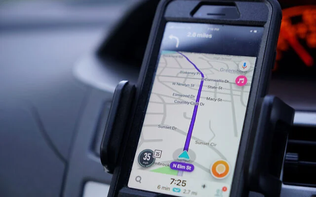 Davin Hall, ex-analyste de données policières, utilise l’application de navigation Waze lors d’un trajet en voiture à Greensboro, en Caroline du Nord, le 22 juin 2022. (AP Photo/Allen G. Breed) Davin Hall, ex-analyste de données policières, utilise l’application de navigation Waze lors d’un trajet en voiture à Greensboro, en Caroline du Nord, le 22 juin 2022. (AP Photo/Allen G. Breed)