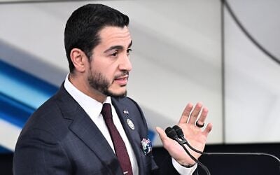 Abdul El-Sayed, candidat démocrate au Sénat américain, prend la parole lors du débat organisé par la chaîne WXYZ Channel 7 à Southfield, dans le Michigan, le 21 octobre 2026. (Crédit : Robin Buckson/Detroit News via AP)