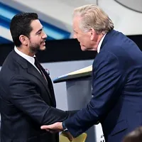 Les candidats au Sénat américain, le démocrate Abdul El-Sayed (à gauche) et le républicain Mike Rogers, se serrent la main à l’issue du débat organisé par la chaîne WXYZ Channel 7, à Southfield, dans le Michigan, le 21 octobre 2026. (Crédit : Robin Buckson/Detroit News/AP)