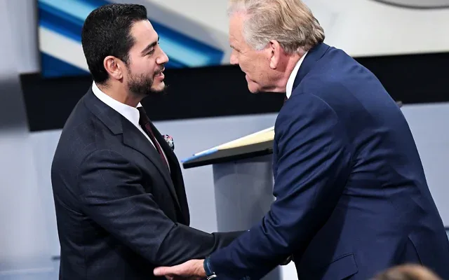 Les candidats au Sénat américain, le démocrate Abdul El-Sayed (à gauche) et le républicain Mike Rogers, se serrent la main à l’issue du débat organisé par la chaîne WXYZ Channel 7, à Southfield, dans le Michigan, le 21 octobre 2026. (Crédit : Robin Buckson/Detroit News/AP)