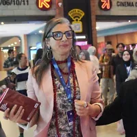 Francesca Albanese, rapporteuse spéciale de l’ONU sur les droits de l’homme dans les territoires palestiniens, traverse la salle après avoir pris la parole lors de la 5e Conférence mondiale sur l’économie créative à Jakarta, en Indonésie, le 22 octobre 2026. (Crédit: AP/Tatan Syuflana)
