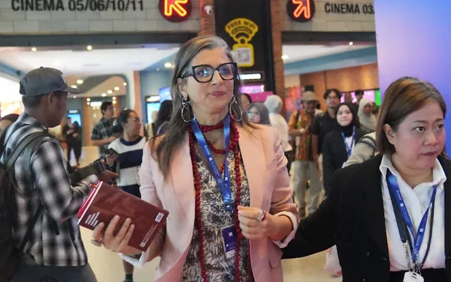 Francesca Albanese, rapporteuse spéciale de l’ONU sur les droits de l’homme dans les territoires palestiniens, traverse la salle après avoir pris la parole lors de la 5e Conférence mondiale sur l’économie créative à Jakarta, en Indonésie, le 22 octobre 2026. (Crédit: AP/Tatan Syuflana)