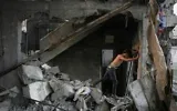 Un jeune palestinien se fraye un chemin à travers les décombres d’une maison détruite lors d’une frappe israélienne nocturne à Nuseirat, dans le centre de la bande de Gaza, le 23 octobre 2026. (Crédit: AP/Abdel Kareem Hana)