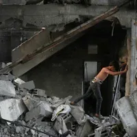 Un jeune palestinien se fraye un chemin à travers les décombres d’une maison détruite lors d’une frappe israélienne nocturne à Nuseirat, dans le centre de la bande de Gaza, le 23 octobre 2026. (Crédit: AP/Abdel Kareem Hana)