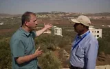 Brad Lander (à gauche), candidat démocrate au Congrès américain, s'entretenant avec Yasser Alqam (à droite), porte-parole de la municipalité de Turmus Ayya, lors d'une visite dans cette ville de Cisjordanie, le 23 octobre 2026. (Crédit : Leo Correa/AP)
