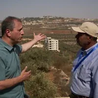 Brad Lander (à gauche), candidat démocrate au Congrès américain, s'entretenant avec Yasser Alqam (à droite), porte-parole de la municipalité de Turmus Ayya, lors d'une visite dans cette ville de Cisjordanie, le 23 octobre 2026. (Crédit : Leo Correa/AP)