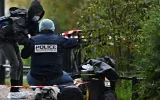 Des enquêteurs de la police scientifique recherchant des indices après une fusillade raciste survenue à Trappes, en banlieue parisienne, le 23 octobre 2026. (Crédit : Emma Da Silva/AP)