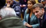 Le président français Emmanuel Macron rencontre des habitants à la mairie de Trappes, près de Paris, en France, vendredi 23 octobre 2026, après une fusillade dans la banlieue parisienne qui a fait un mort et plusieurs blessés. (Crédit : Hannah McKay/Photo Pool via AP)