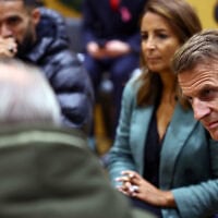 Le président français Emmanuel Macron rencontre des habitants à la mairie de Trappes, près de Paris, en France, vendredi 23 octobre 2026, après une fusillade dans la banlieue parisienne qui a fait un mort et plusieurs blessés. (Crédit : Hannah McKay/Photo Pool via AP)