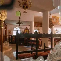 L'intérieur d'une église grecque-orthodoxe, vu à travers une vitre brisée, quelques heures après que des terroristes armés ont ouvert le feu lors d'un enterrement, dans le village de Hammoud, dans le gouvernorat de Karak, en Jordanie, le 23 octobre 2026. (Crédit : AP Photo)