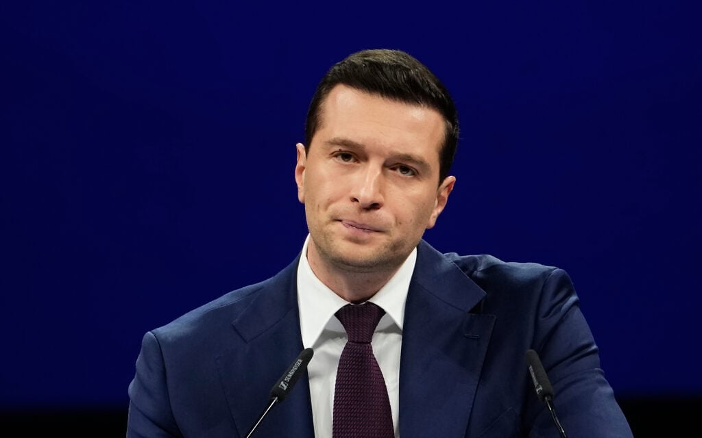 Jordan Bardella, président du parti français d’extrême droite Rassemblement national, prononce un discours lors du 19e congrès du parti, à Orléans, en France, le dimanche 25 octobre 2026. (Crédit : AP/Teresa Suarez)