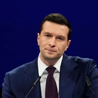 Jordan Bardella, président du parti français Rassemblement national, prononçant un discours lors du 19ᵉ congrès du parti, à Orléans, en France, le 25 octobre 2026. (Crédit : Teresa Suarez/AP)
