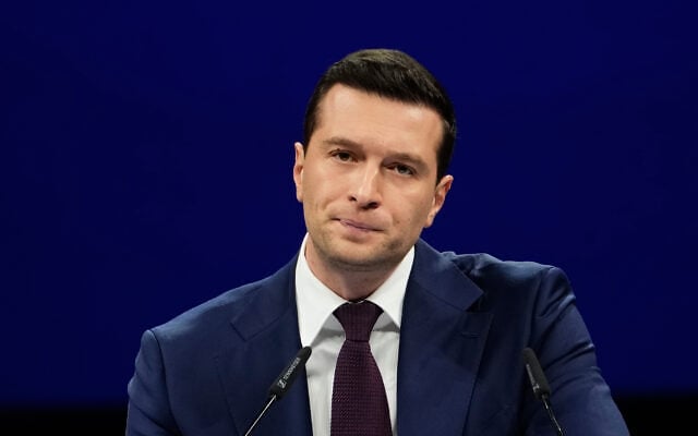Jordan Bardella, président du parti français d’extrême droite Rassemblement national, prononce un discours lors du 19e congrès du parti, à Orléans, en France, le dimanche 25 octobre 2026. (Crédit : AP/Teresa Suarez)