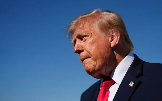 Le président américain Donald Trump s'adresse aux journalistes avant d'embarquer à bord d'Air Force One, le 25 octobre 2026, à la base conjointe Andrews, dans le Maryland. (AP Photo/Julia Demaree Nikhinson) Le président américain Donald Trump s'adresse aux journalistes avant d'embarquer à bord d'Air Force One, le 25 octobre 2026, à la base conjointe Andrews, dans le Maryland. (AP Photo/Julia Demaree Nikhinson)