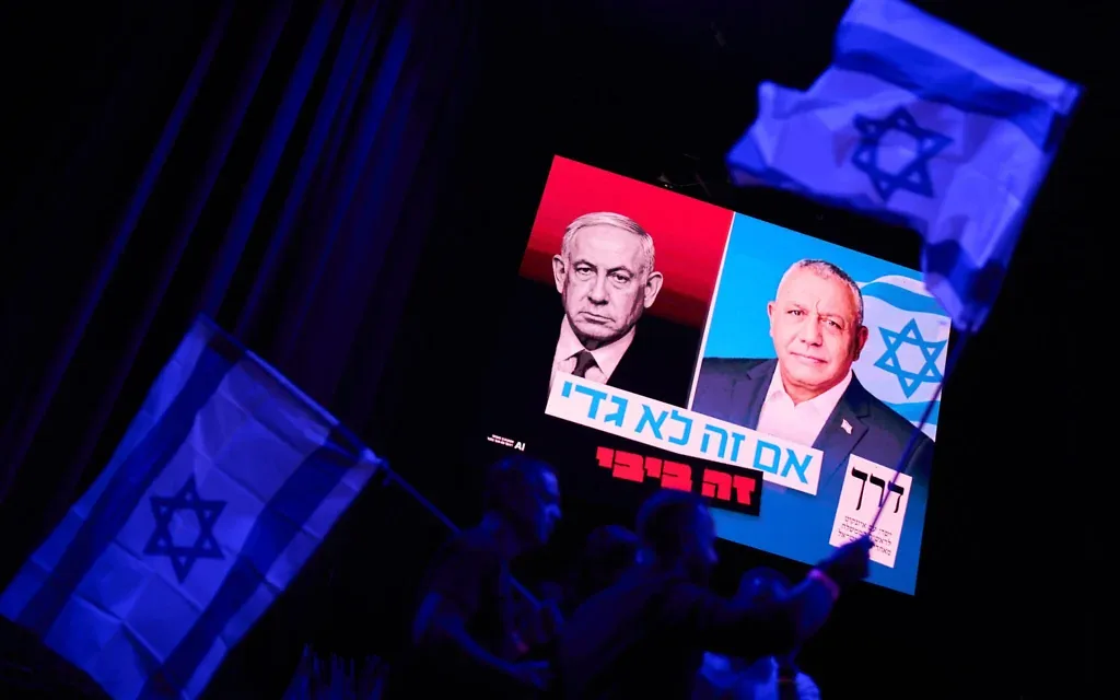 Un écran projette une image du Premier ministre israélien Benjamin Netanyahu, à gauche, et de son principal rival, le candidat de l’opposition Gadi Eisenkot, chef du parti Yashar, lors d’un meeting électoral en faveur d’Eisenkot avant les élections législatives israéliennes, à Tel Aviv, en Israël, le 25 octobre 2026. (Crédit : David Goldman/AP) Un écran projette une image du Premier ministre israélien Benjamin Netanyahu, à gauche, et de son principal rival, le candidat de l’opposition Gadi Eisenkot, chef du parti Yashar, lors d’un meeting électoral en faveur d’Eisenkot avant les élections législatives israéliennes, à Tel Aviv, en Israël, le 25 octobre 2026. (Crédit : David Goldman/AP)