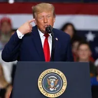 Le président américain Donald Trump s'exprime lors d'un rassemblement de campagne au McMorran Place Arena à Port Huron, dans le Michigan, le 25 octobre 2026. (Photo AP/Duane Burleson)