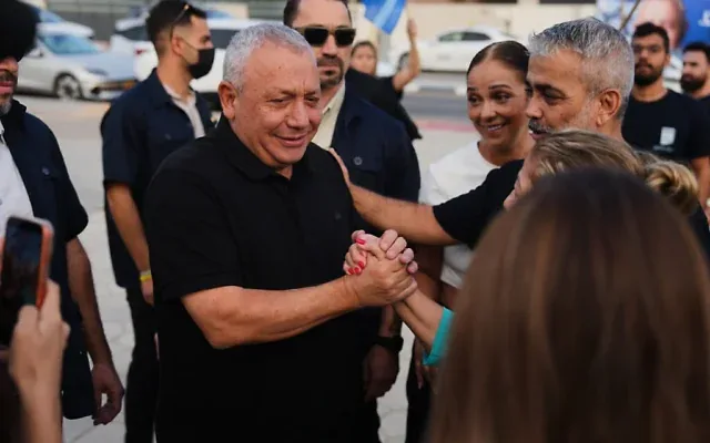 Gadi Eisenkot, chef du parti Yashar, se rendant dans un bureau de vote de la ville d’Ofakim, dans le sud du pays, lors des élections législatives, le 27 octobre 2026. (Crédit : Ariel Schalit/AP Photo)