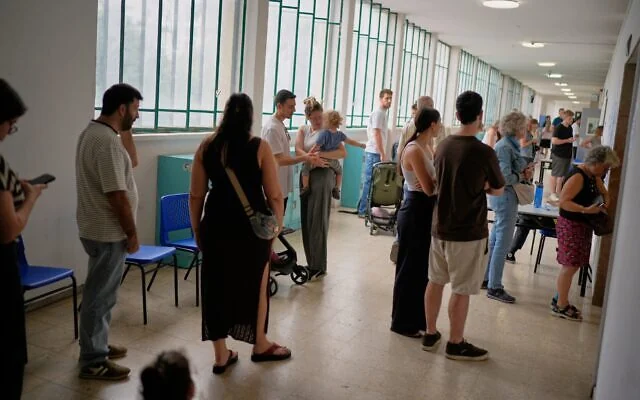 Des électeurs faisant la queue pour voter dans une école servant de bureau de vote lors des élections législatives, à Tel Aviv, le 27 octobre 2026. (Crédit : David Goldman/AP) Des électeurs faisant la queue pour voter dans une école servant de bureau de vote lors des élections législatives, à Tel Aviv, le 27 octobre 2026. (Crédit : David Goldman/AP)