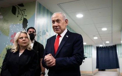 Le Premier ministre Netanyahu s’adresse aux médias aux côtés de son épouse Sara après avoir voté dans un bureau de vote à Jérusalem, le 27 octobre 2026. (Crédit : Jewel Samad/AP)