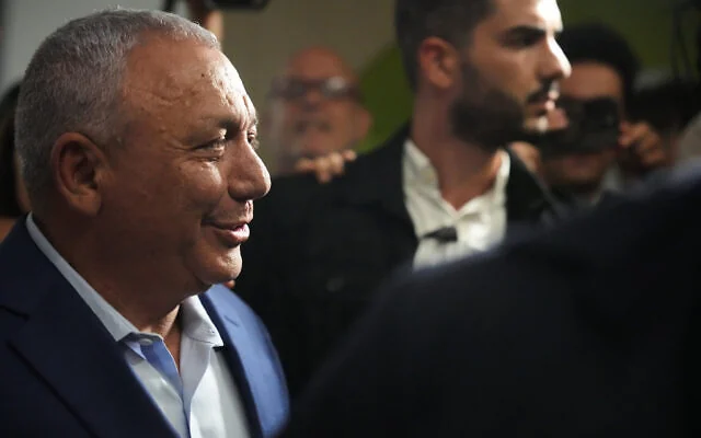Gadi Eisenkot, chef du parti Yashar, à son arrivée dans un bureau de vote pour déposer son bulletin dans l'urne lors des élections à la Knesset à Herzliya, le 27 octobre 2026. (AP Photo/Ariel Schalit) Gadi Eisenkot, chef du parti Yashar, à son arrivée dans un bureau de vote pour déposer son bulletin dans l'urne lors des élections à la Knesset à Herzliya, le 27 octobre 2026. (AP Photo/Ariel Schalit)