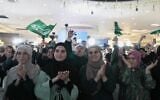 Des partisans du parti Raam, dirigé par le député israélien Mansour Abbas, applaudissent et agitent des drapeaux du parti après la publication des premiers résultats des sondages en sortie des urnes lors des élections législatives israéliennes, à Sakhnin, en Israël, le 27 octobre 2026. (AP Photo/Mahmoud Illean)