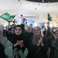 Des partisans du parti Raam, dirigé par le député israélien Mansour Abbas, applaudissent et agitent des drapeaux du parti après la publication des premiers résultats des sondages en sortie des urnes lors des élections législatives israéliennes, à Sakhnin, en Israël, le 27 octobre 2026. (AP Photo/Mahmoud Illean)