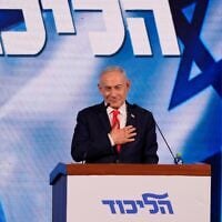 Le Premier ministre Benjamin Netanyahu s’adresse à ses partisans au siège du Likud à Jérusalem, après la publication des premiers résultats des sondages à la sortie des urnes lors des élections législatives israéliennes, le 28 octobre 2026. (Crédit:  AP/David Goldman)