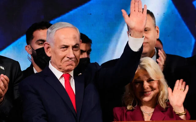Le Premier ministre israélien Benjamin Netanyahu, accompagné de son épouse Sara, saluant ses partisans au siège du Likud après la publication des premiers résultats des sondages à la sortie des urnes lors des élections législatives israéliennes, à Jérusalem, le 28 octobre 2026. (Crédit : Ohad Zwigenberg/AP Photo) Le Premier ministre israélien Benjamin Netanyahu, accompagné de son épouse Sara, saluant ses partisans au siège du Likud après la publication des premiers résultats des sondages à la sortie des urnes lors des élections législatives israéliennes, à Jérusalem, le 28 octobre 2026. (Crédit : Ohad Zwigenberg/AP Photo)
