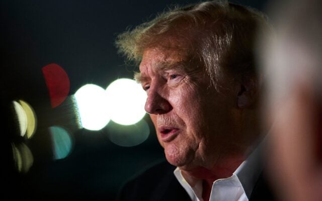 Le président américain Donald Trump s'adresse aux journalistes à son arrivée à bord d'Air Force One, le 28 octobre 2026, à la base militaire d'Andrews, dans le Maryland. (AP Photo/Alex Brandon) Le président américain Donald Trump s'adresse aux journalistes à son arrivée à bord d'Air Force One, le 28 octobre 2026, à la base militaire d'Andrews, dans le Maryland. (AP Photo/Alex Brandon)