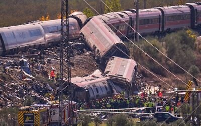 Les services d'urgence interviennent sur les lieux d'une collision entre deux trains à Urda, en Espagne, le 28 octobre 2026. (AP Photo/Manu Fernandez)