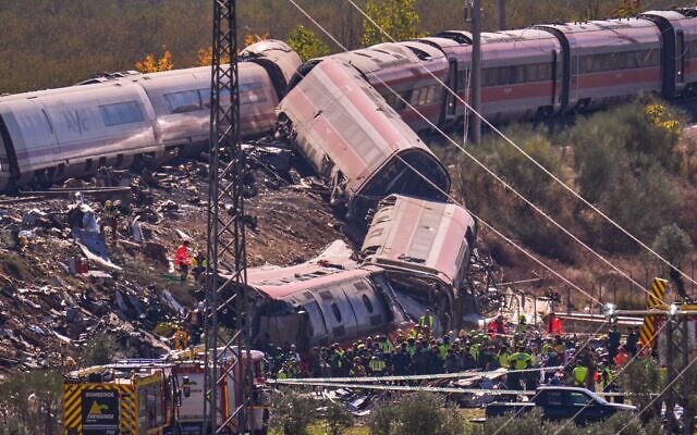 Les services d'urgence interviennent sur les lieux d'une collision entre deux trains à Urda, en Espagne, le 28 octobre 2026. (AP Photo/Manu Fernandez)