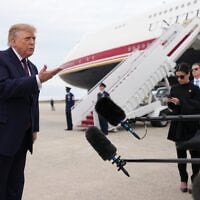 Le président américain Donald Trump s'adresse aux journalistes avant de monter à bord d'Air Force One, le 28 octobre 2026, à la base militaire d'Andrews, dans le Maryland. (AP Photo/Mark Schiefelbein)