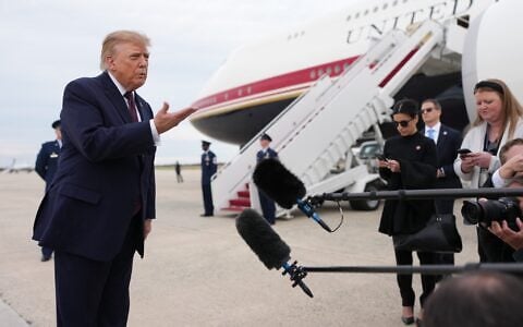 Le président américain Donald Trump s'adresse aux journalistes avant de monter à bord d'Air Force One, le 28 octobre 2026, à la base militaire d'Andrews, dans le Maryland. (AP Photo/Mark Schiefelbein)