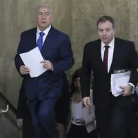 Le Premier ministre Benjamin Netanyahu, à gauche, et son chef de cabinet de l'époque, Yoav Horowitz, arrivent pour une réunion hebdomadaire du Conseil des ministres au bureau du Premier ministre à Jérusalem, le 16 décembre 2018. (Crédit: Abir Sultan/Pool via AP)