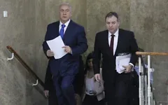 Le Premier ministre Benjamin Netanyahu, à gauche, et son chef de cabinet de l'époque, Yoav Horowitz, arrivent pour une réunion hebdomadaire du Conseil des ministres au bureau du Premier ministre à Jérusalem, le 16 décembre 2018. (Crédit: Abir Sultan/Pool via AP)