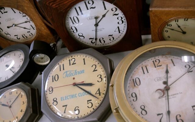 Horloges anciennes. (Crédit : AP Photo/Charles Krupa) Horloges anciennes. (Crédit : AP Photo/Charles Krupa)